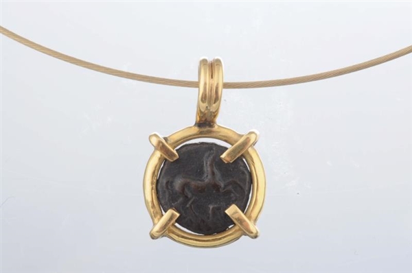 AN ANCIENT COIN AND GOLD PENDANT NECKLACE.        
