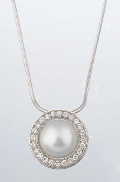 A PEARL AND DIAMOND PENDANT NECKLACE.             