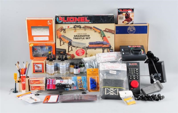 LARGE LOT OF LIONEL O GAUGE LAYOUT ITEMS.         