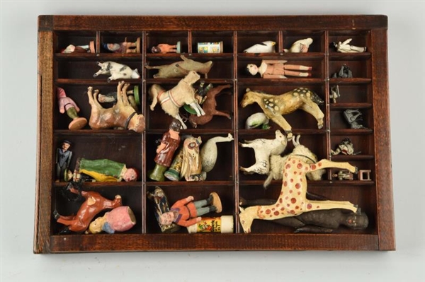 LOT OF MINIATURE FIGURES IN WOODEN TRAY.          