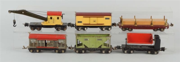 LOT OF 6: LIONEL 600 & 2600 SERIES FREIGHT CARS.  