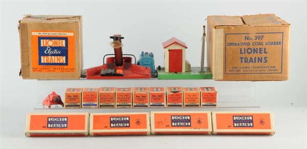 LARGE LOT OF LIONEL TRAIN ACCESSORIES.            