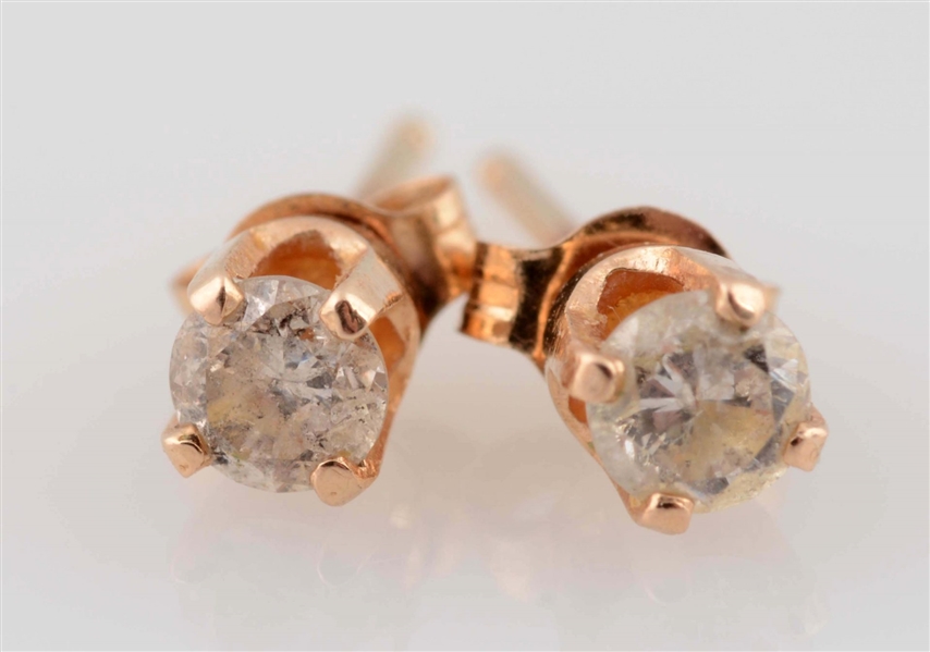 A PAIR OF YELLOW GOLD & DIAMOND STUD EARRINGS.    