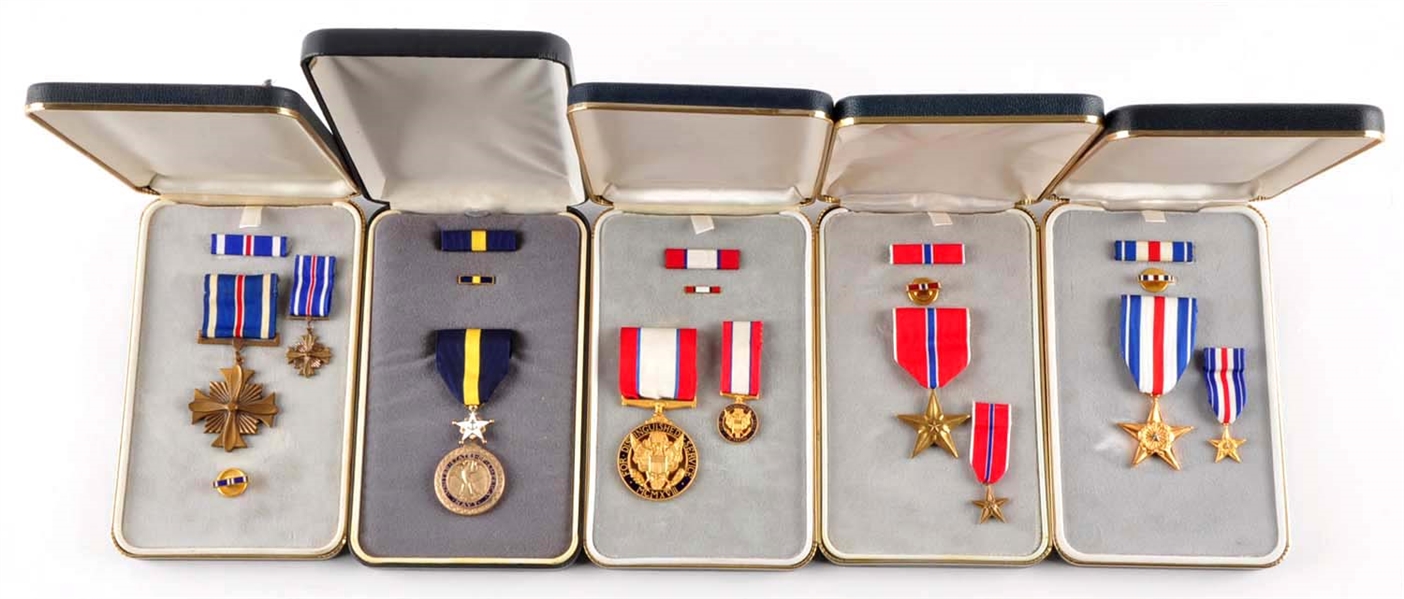 LOT OF 5: US MILITARY MEDALS WITH CASES.          