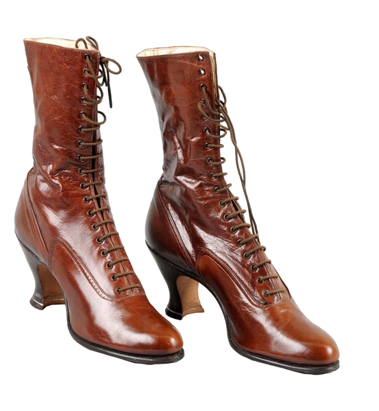 PAIR OF EARLY WOMENS LEATHER BOOTS.