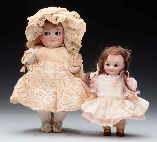 LOT OF 2: GOOGLY DOLLS.                           