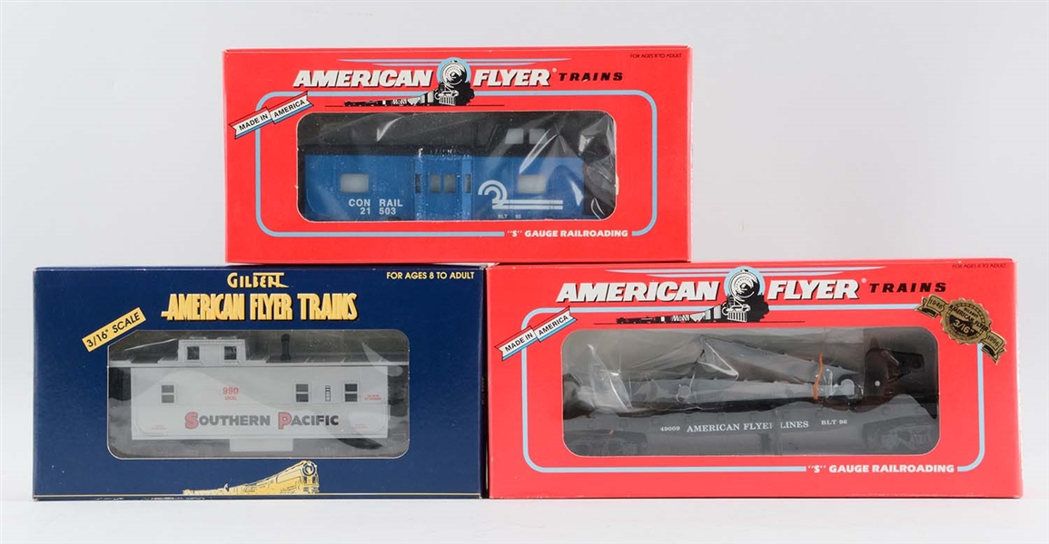 LOT OF 3: MODERN AMERICAN FLYER FREIGHT CARS.