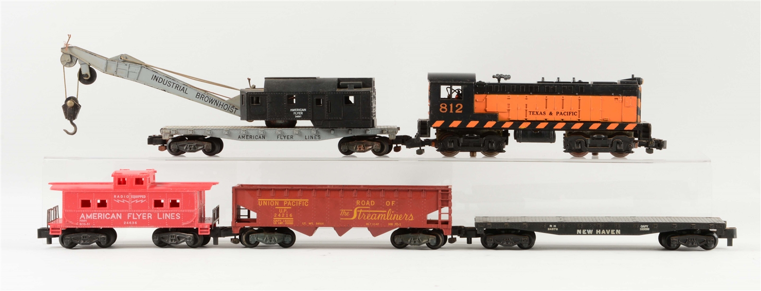 LOT OF 5: AMERICAN FLYER NO. 812 LOCOMOTIVE & FREIGHT CARS.