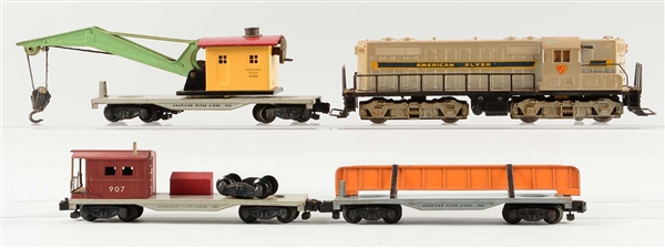 LOT OF 4: AMERICAN FLYER 370 LOCO & ASSORTED FREIGHT CARS.
