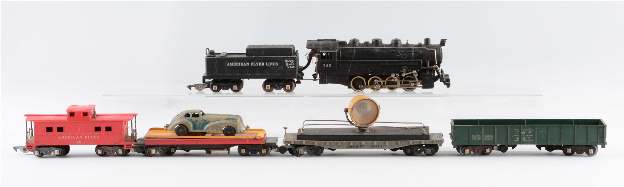 LOT OF 6: AMERICAN FLYER NO. 342 LOCOMOTIVE & FREIGHT CARS.