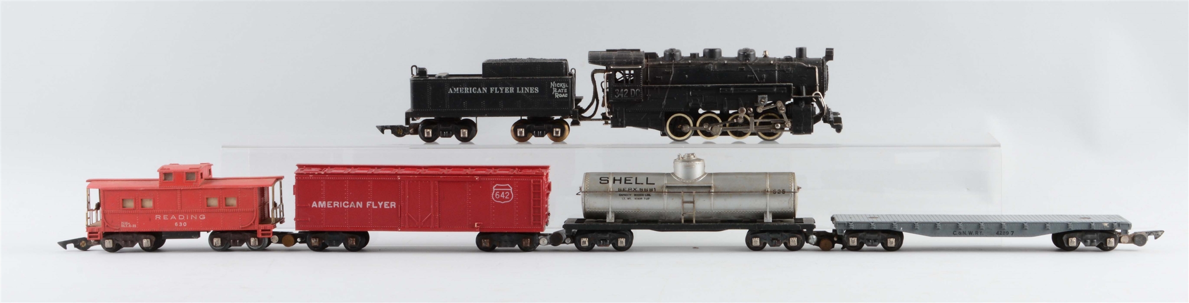 LOT OF 6: AMERICAN FLYER NO. 342DC & FREIGHT CARS.