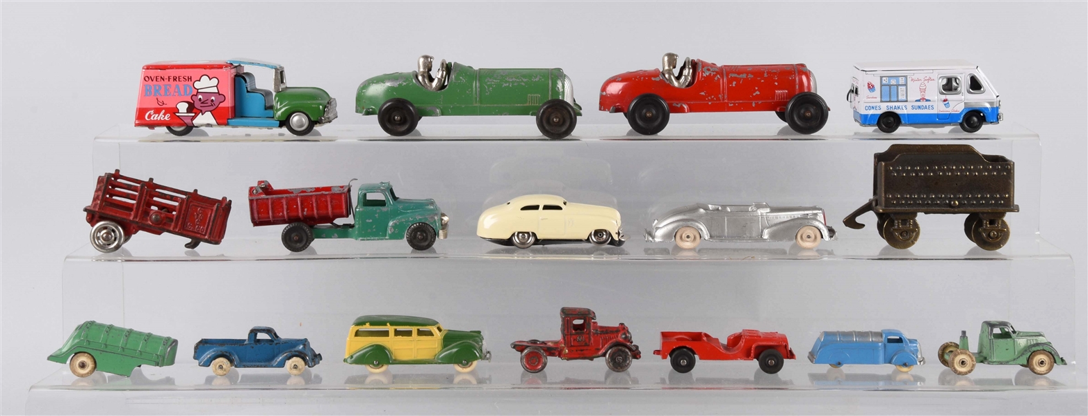 LARGE LOT OF ASSORTED METAL CARS AND TRUCKS.