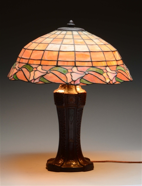 ARTS & CRAFTS MISSION STYLE LAMP W/ LEADED GLASS SHADE. 