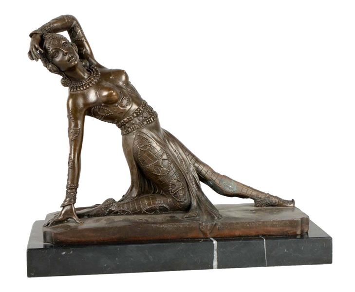 SMALL BRONZE SCULPTURE OF A COURTESAN.