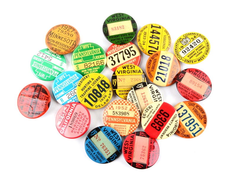 LOT OF 20: VINTAGE HUNTING & FISHING LICENSE BUTTONS/PINBACKS.