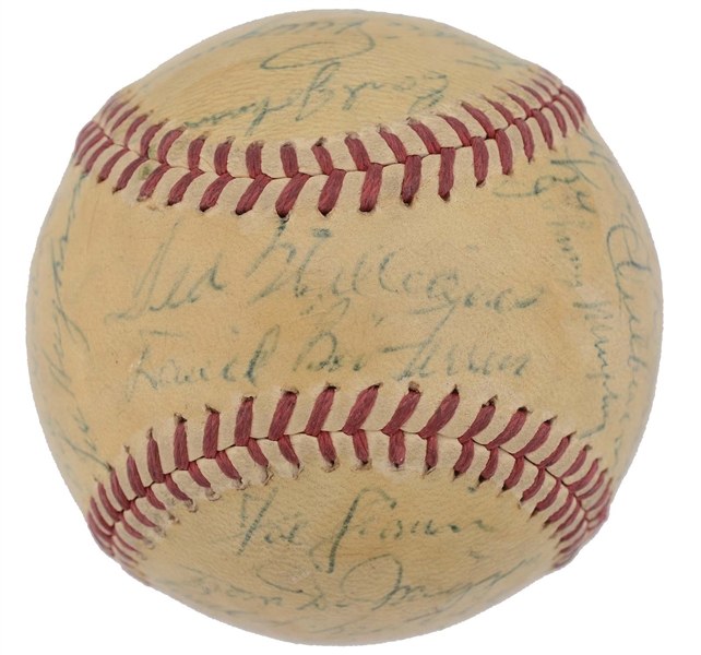 1947 BOSTON RED SOX TEAM SIGNED BASEBALL W/ TED WILLIAMS SIGNIURE.