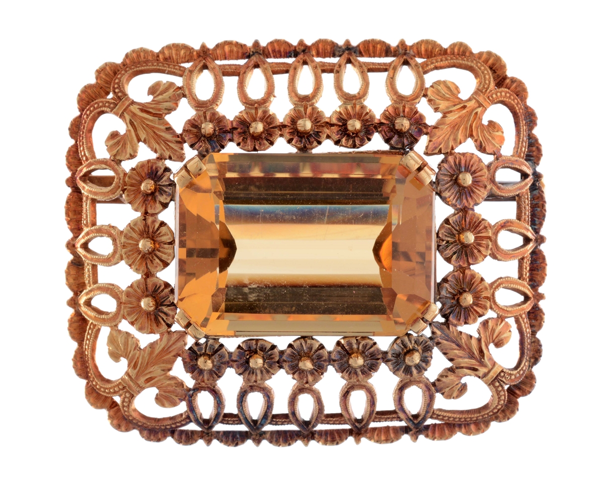 A LARGE 18K YELLOW GOLD ORANGE COLORED TOPAZ BROOCH.