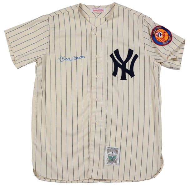 MICKEY MANTLE SIGNED 1952 MITCHELL & NESS JERSEY.