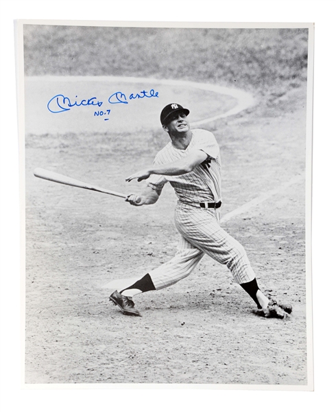 MICKEY MANTLE SIGNED 16X20" PHOTOGRAPH.