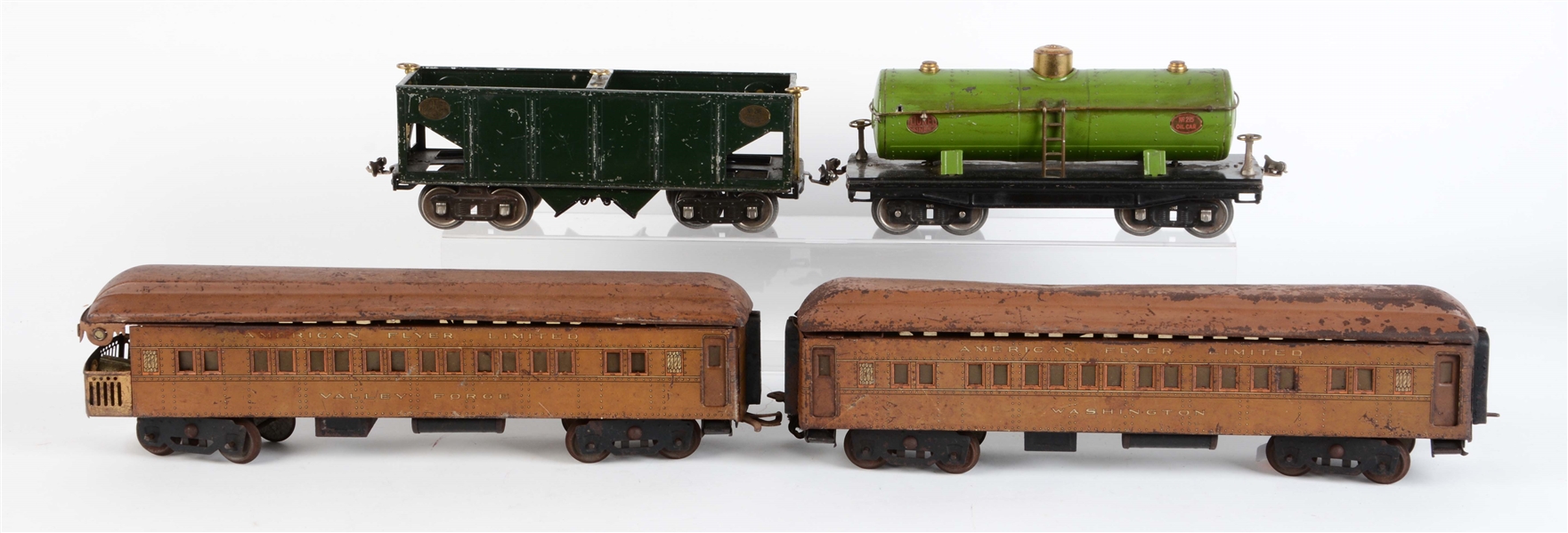 LOT OF 4: AMERICAN FLYER PASSENGER CARS & LIONEL FREIGHT CARS.