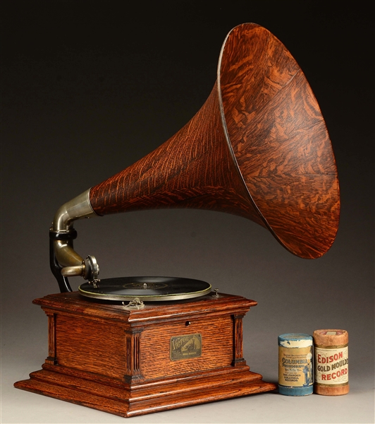 VICTOR OAK TABLETOP PHONOGRAPH WITH OAK HORN.