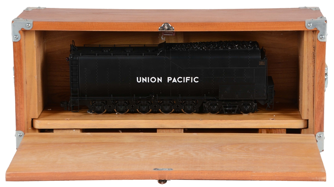 UNION PACIFIC BIG BOY STEAM LOCOMOTIVE & TENDER IN WOODEN BOXES.