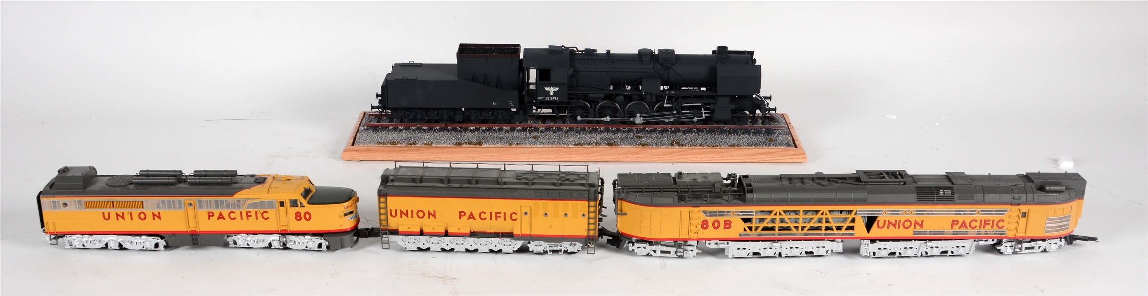 LOT OF 4: UNION PACIFIC ENGINES & TENDERS.