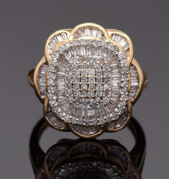 14K YELLOW GOLD FLORAL DIAMOND CLUSTER RING.