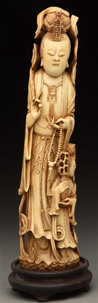 JAPANESE HIGHLY CARVED IVORY FIGURE OF A WOMAN.