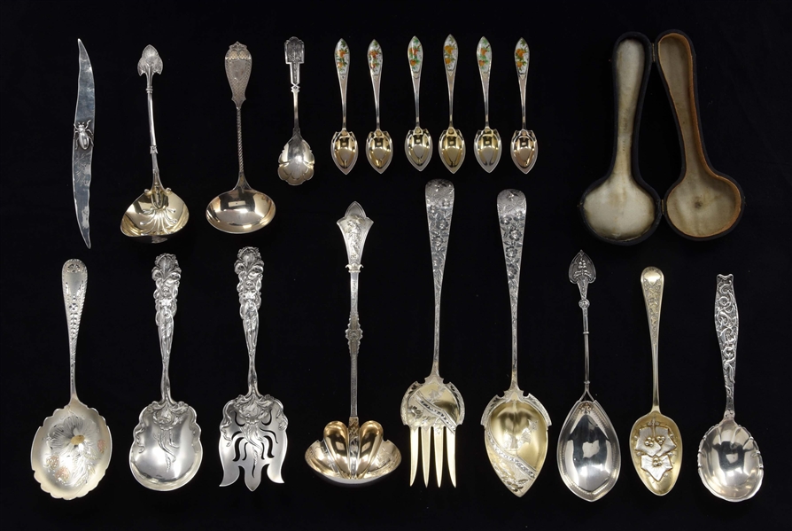 A GROUP OF AMERICAN STERLING SERVING PIECES. 