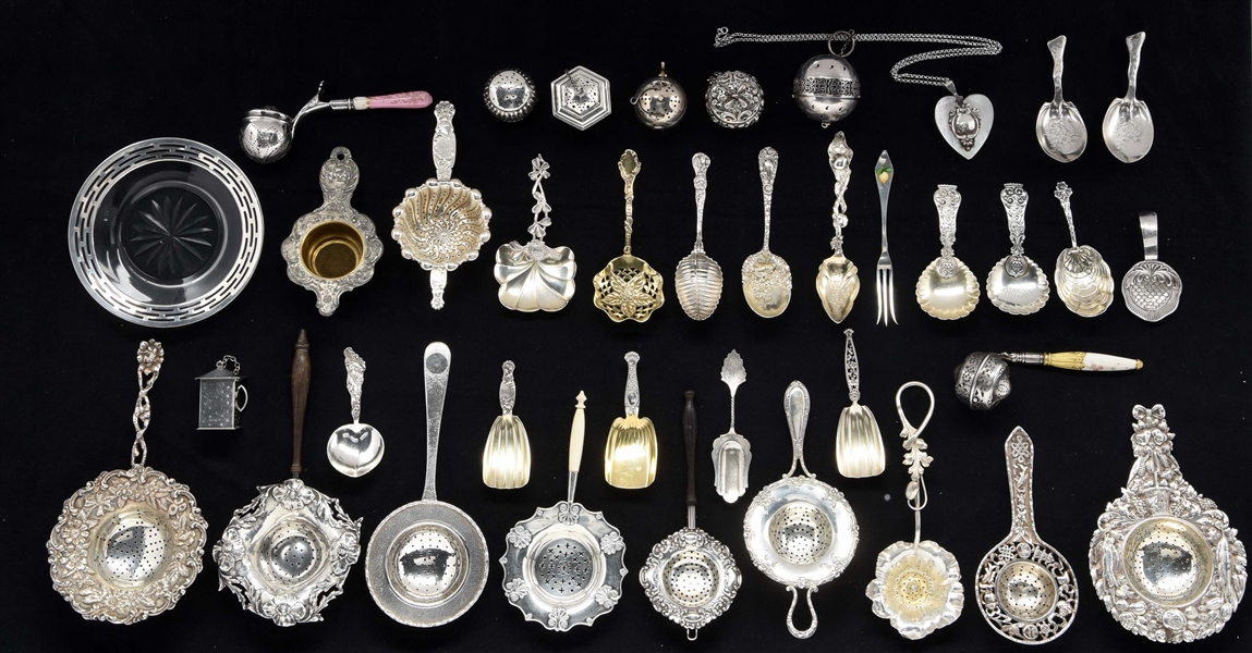 A LARGE GROUP OF AMERICAN STERLING TEA STRAINERS, BALLS & OTHERS. 