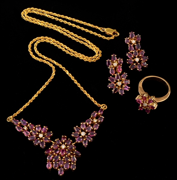 18K GOLD RUBY & DIAMOND NECKLACE, EARRINGS & RING SUITE. 