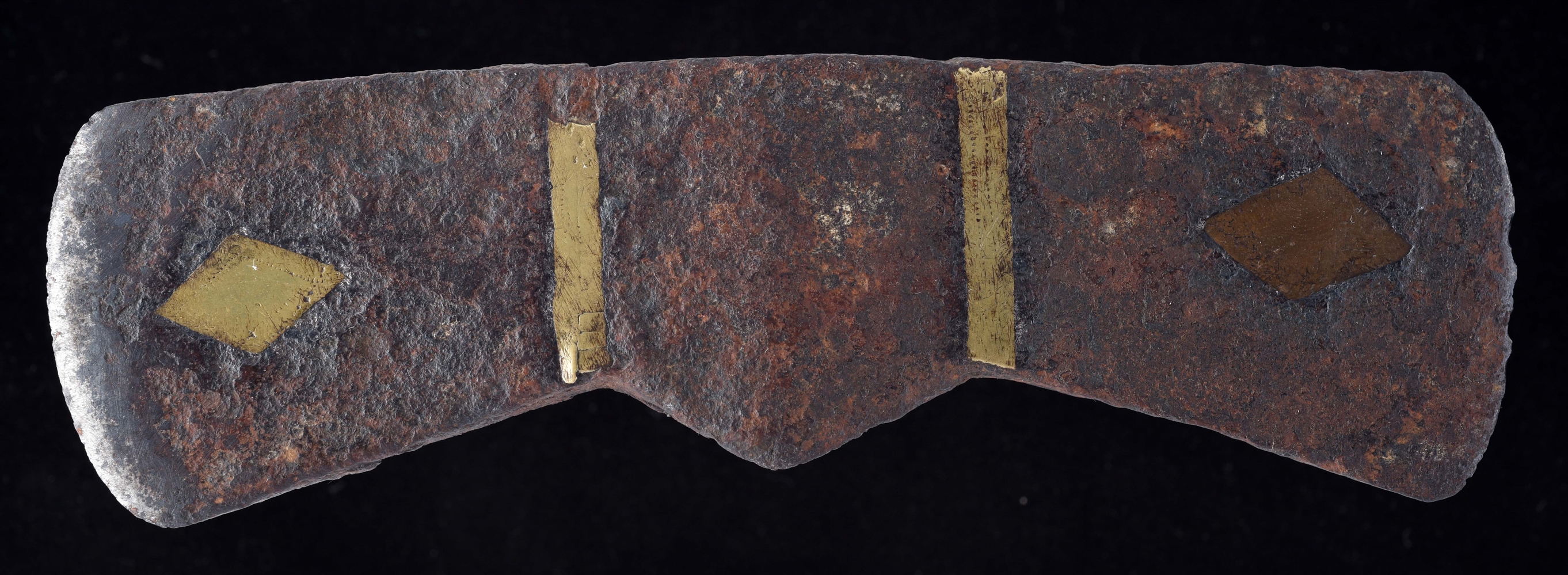 SMALL AND UNUSUAL 18TH CENTURY DOUBLE EDGED TOMAHAWK HEAD WITH GOLD INLAYS.