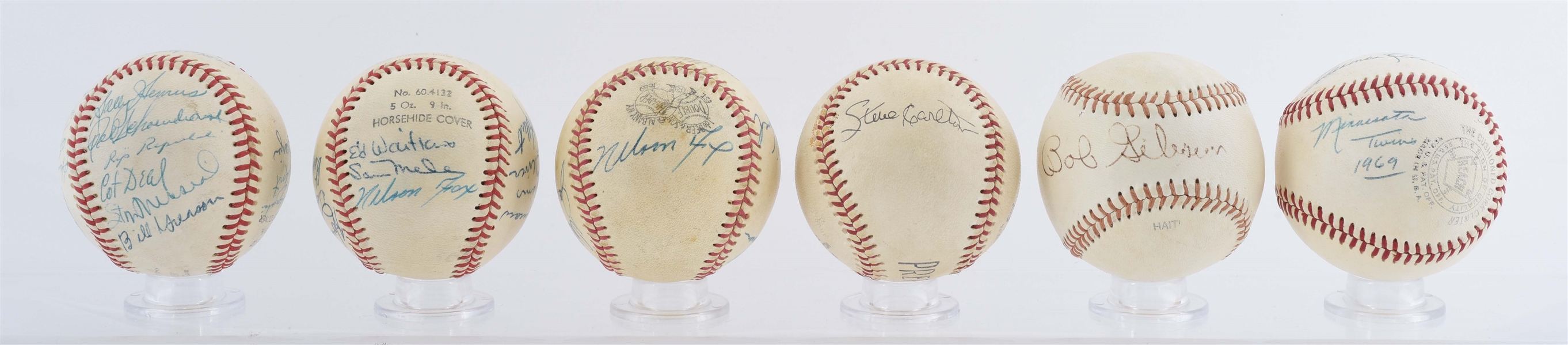 LOT OF 6: SIGNED BASEBALL COLLECTION INCLUDING VINTAGE SINGLES.