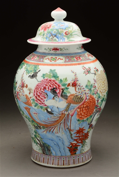 FINE CHINESE QING DYNASTY DECORATED BALUSTER JAR WITH LID.