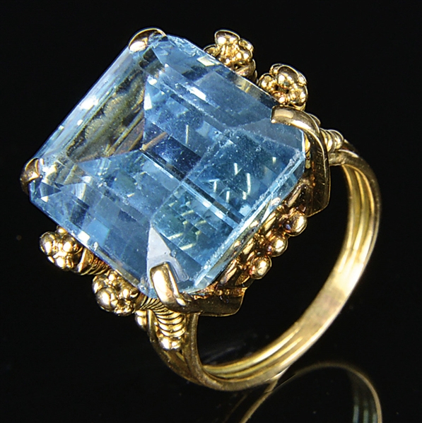 LADYS 14K GOLD AQUAMARINE RING                                                                                                                                                                         