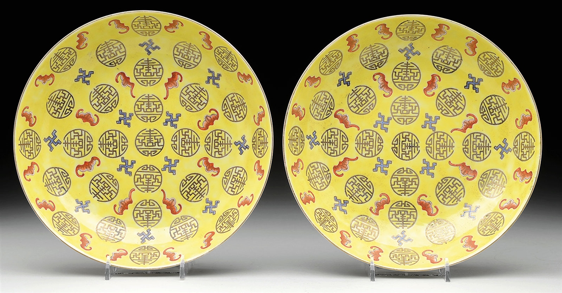 PAIR OF FAMILLE ROSE SHOU PLATES.                                                                                                                                                                       