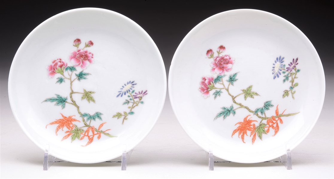 PAIR OF FAMILLE ROSE FLORAL DISHES.                                                                                                                                                                     