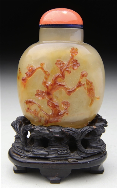 CARVED AGATE SNUFF BOTTLE.                                                                                                                                                                              