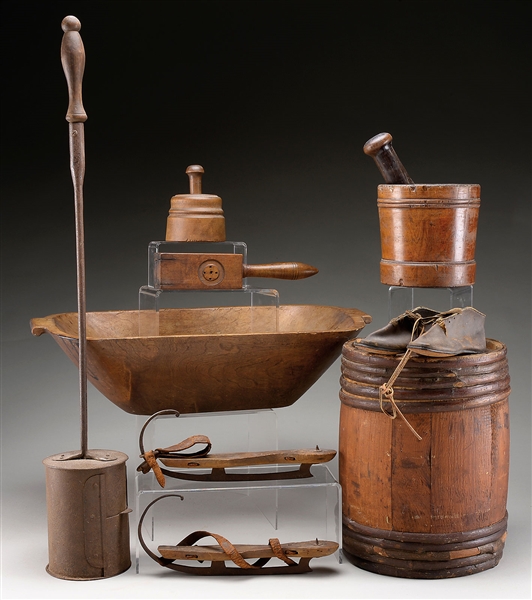 GROUPING OF COUNTRY WOOD WARE AND ACCESSORIES.                                                                                                                                                          