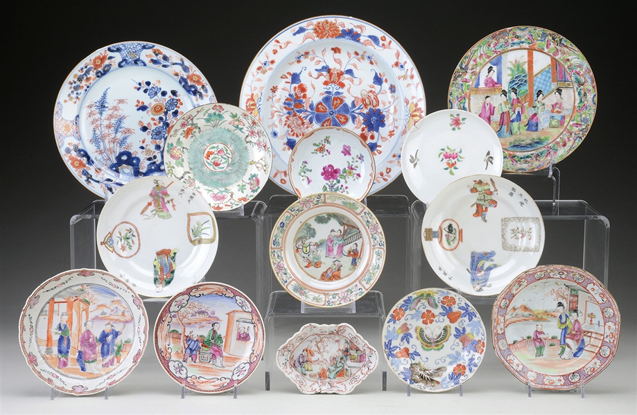 GROUP OF FOURTEEN ASSORTED POLYCHROMED DISHES AND PLATES.                                                                                                                                               