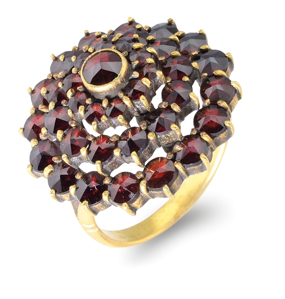 LADYS GOLD PLATED SILVER GARNET CLUSTER RING.                                                                                                                                                          