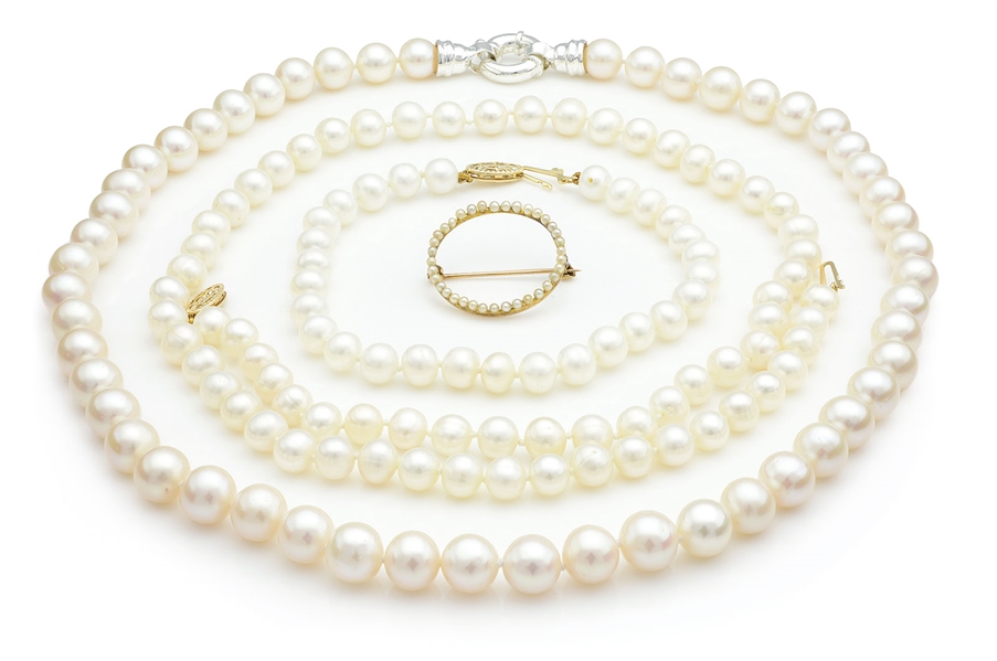 LOT OF PEARL JEWELRY.                                                                                                                                                                                   
