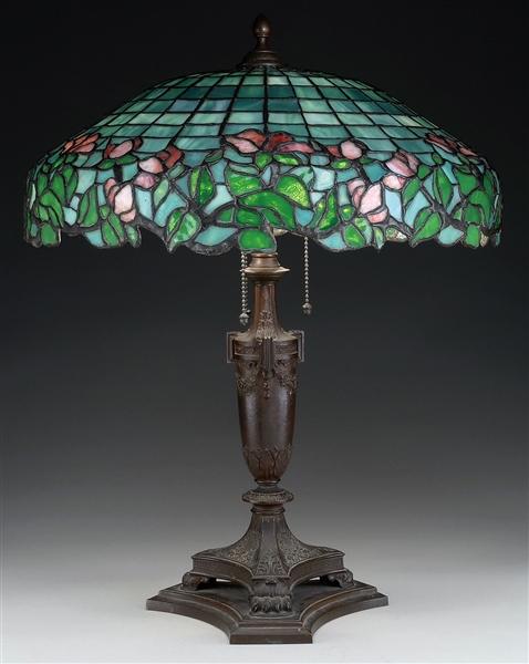 LEADED GLASS FLORAL TABLE LAMP.                                                                                                                                                                         