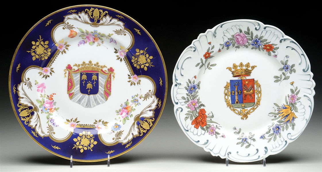 TWO CONTINENTAL CABINET PLATES WITH ARMORIAL CRESTS.                                                                                                                                                    