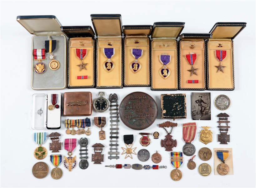 LARGE LOT OF AMERICAN MILITARY MEDALS & INSIGNIA.