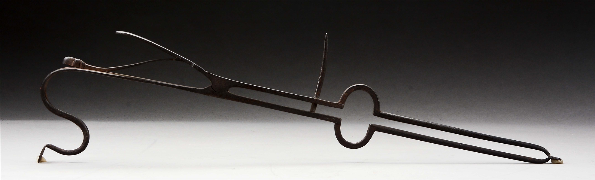 EXCELLENT 18TH CENTURY PIPE TONGS.