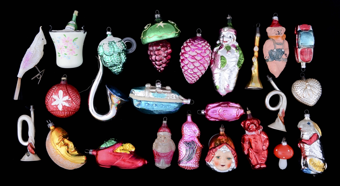 LOT OF 24: GLASS CHRISTMAS ORNAMENTS. 