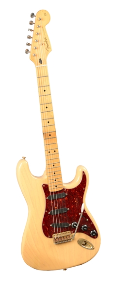 FENDER DELUXE SERIES STRATOCASTER ELECTRIC GUITAR. 