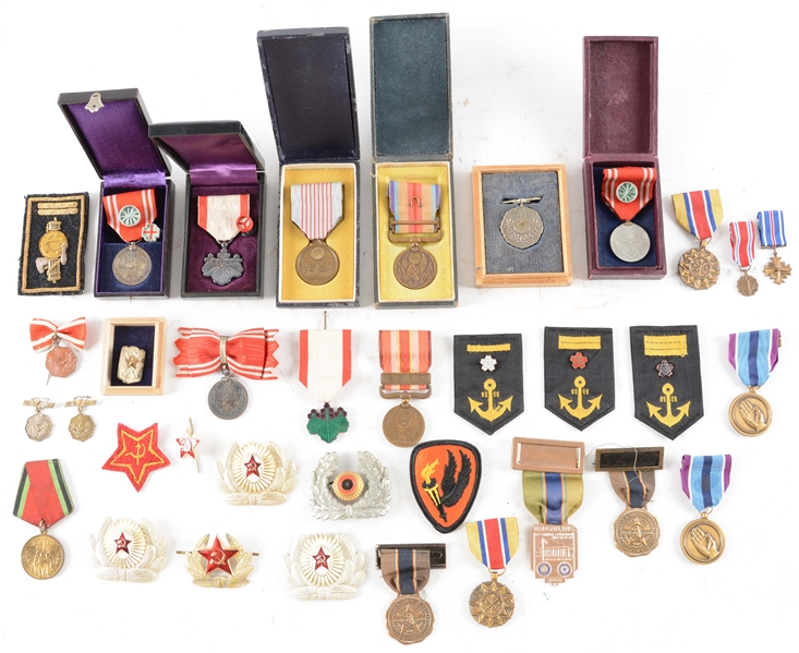 LOT OF 25: VARIOUS AMERICAN, JAPANESE, AND RUSSIAN INSIGNIAS AND MEDALS.